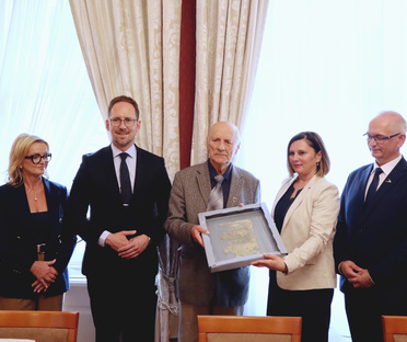 Akt założycielski Mościc przekazany do Archiwum Narodowego